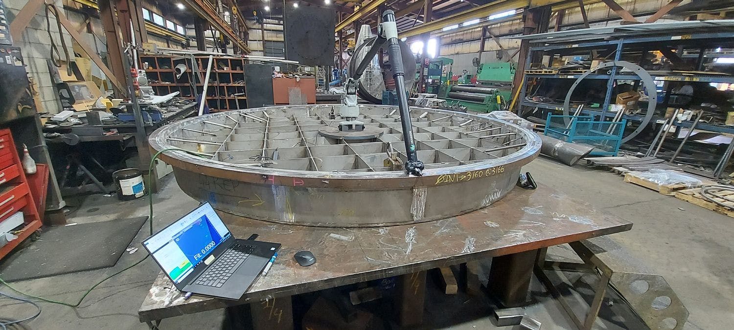 Bras de mesure qui mesure une grosse pièce dans l'usine d'Usinage St-Laurent