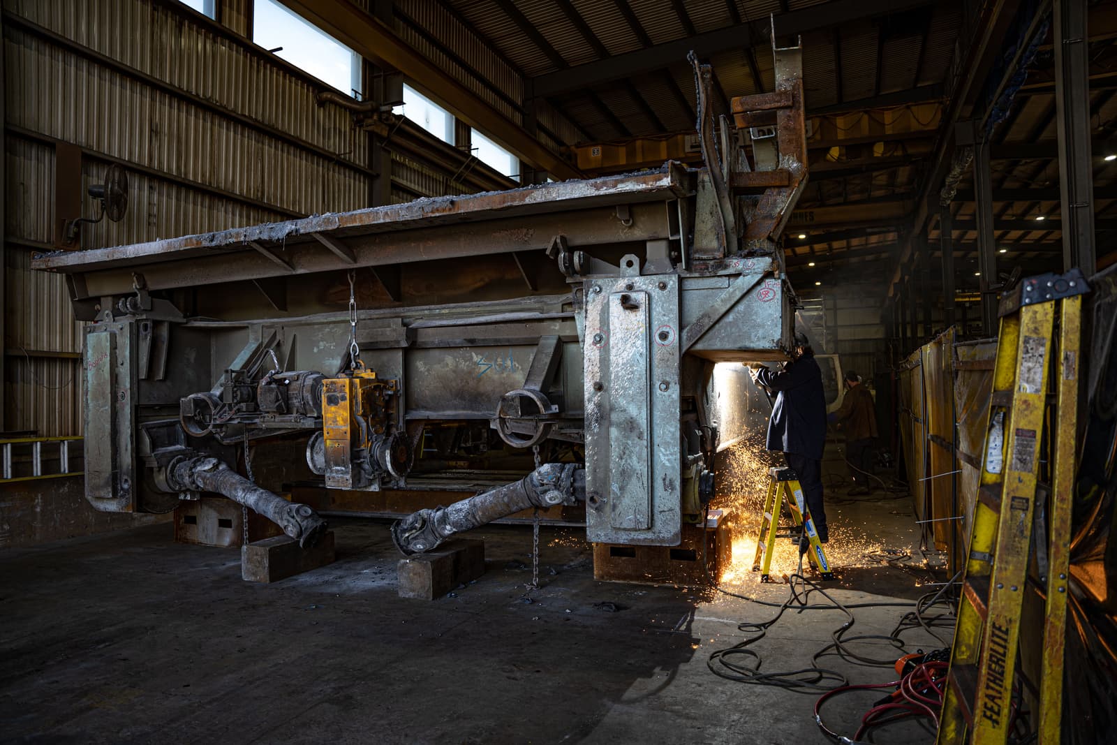 soudeur qui soude une pièce