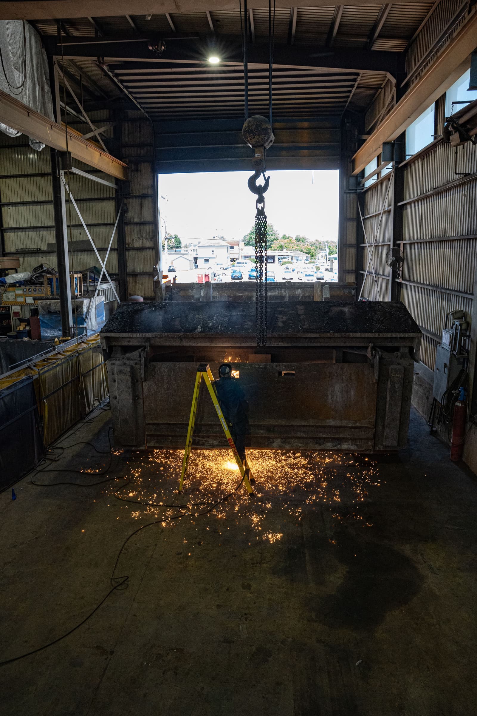 soudeur qui soude un chariot en acier