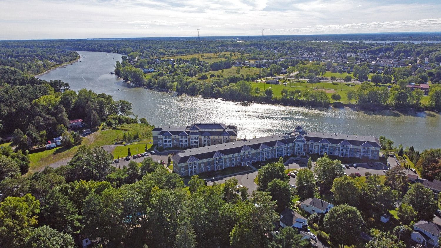 Vue d'ensemble d'un grand établissement résidentiel sur le bord de la rivière Richelieu