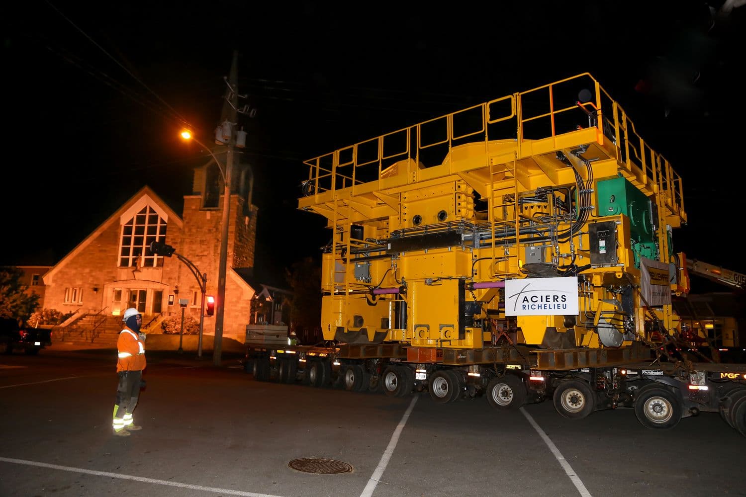 Chariot du convertisseur de Rio Tinto en livraison durant la nuit et employé