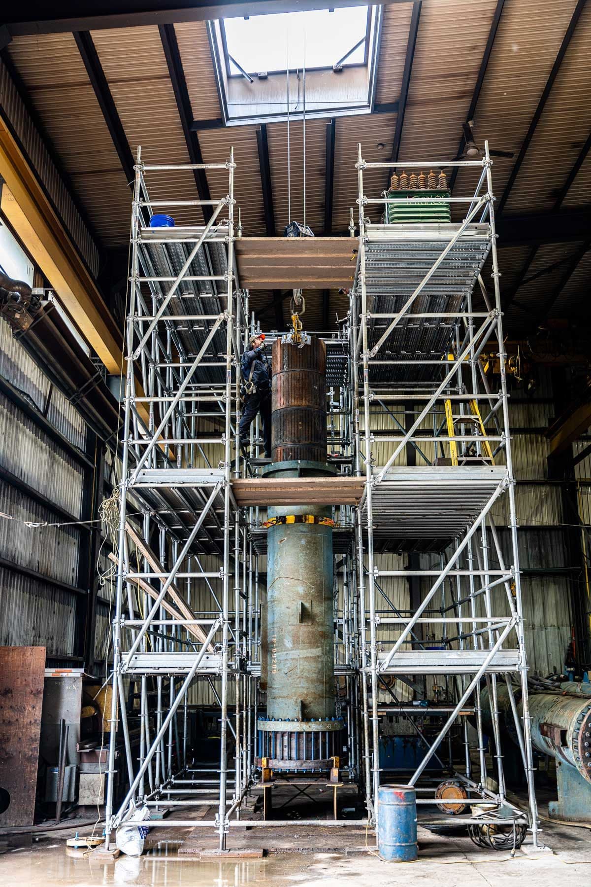 Grande pièce d'envergure dans l'usine avec des grandes échelles sur les côtés