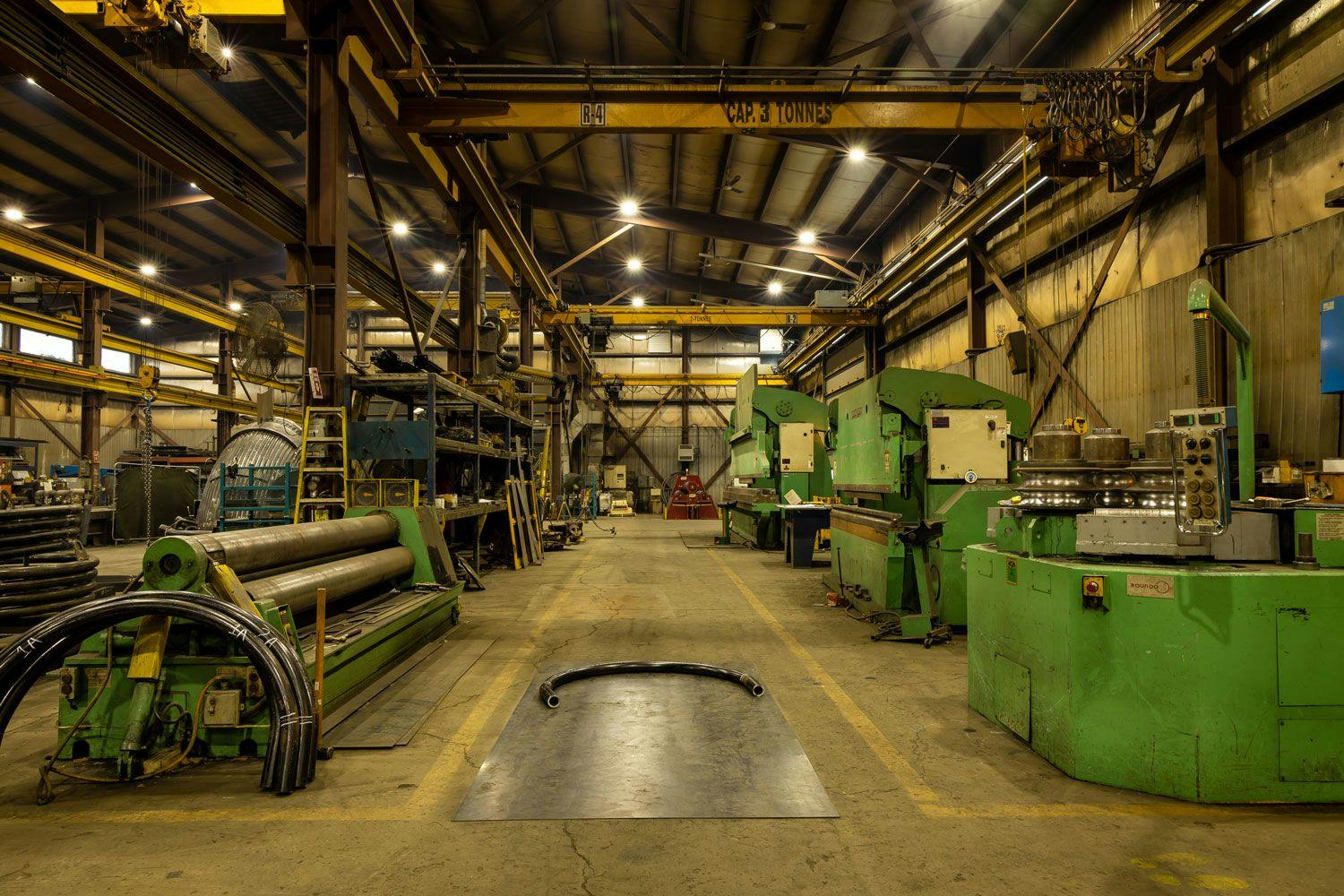 Vue d'ensemble de l'usine avec plusieurs machines tel qu'un rouleau à plaque
