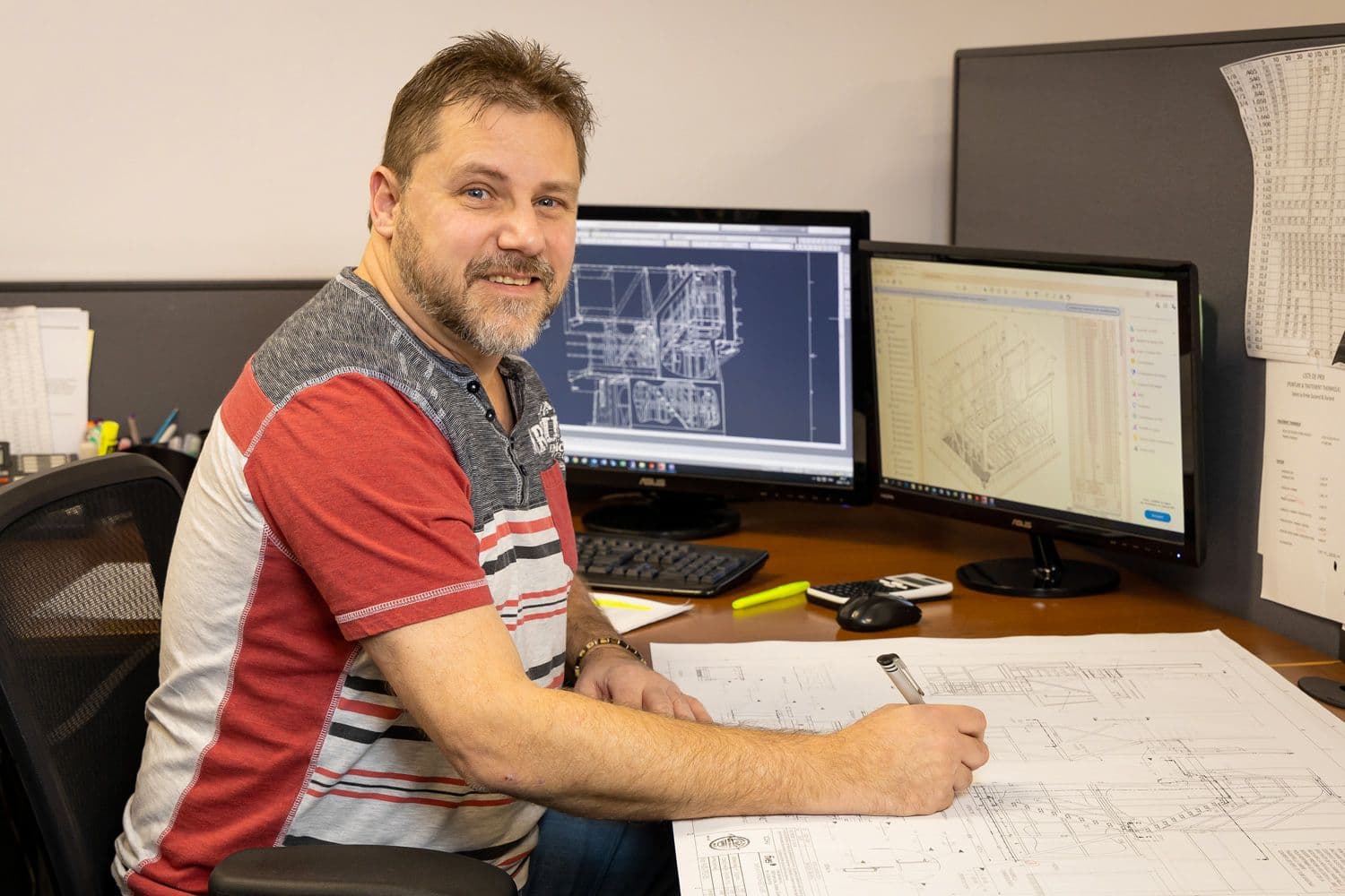 Stéphane, un de nos dessinateur industriel, devant son ordinateur