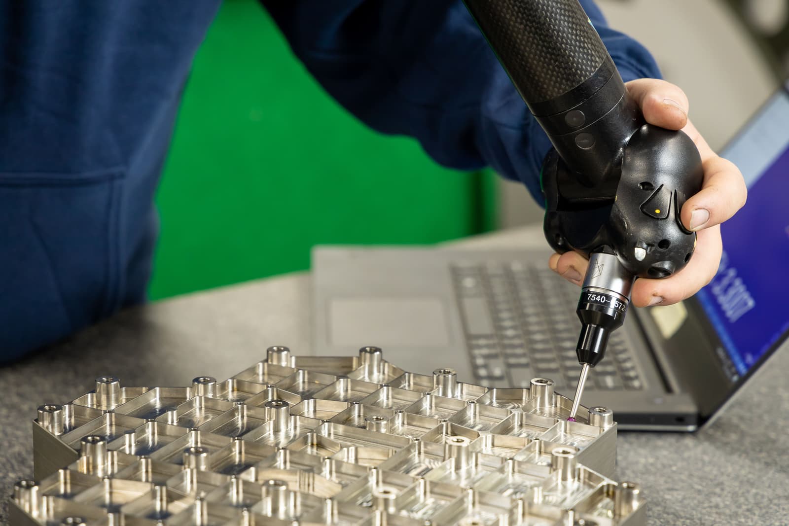 Measuring Arm that measures a part in the Usinage St-Laurent shop