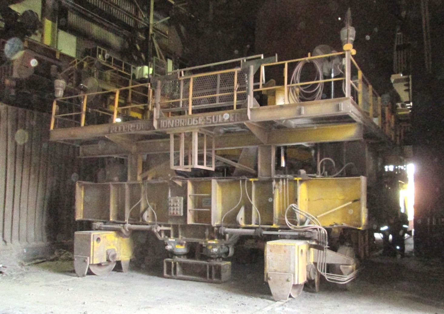 Chariot du convertisseur à son arrivée à l'usine avant la réfection de celui-ci