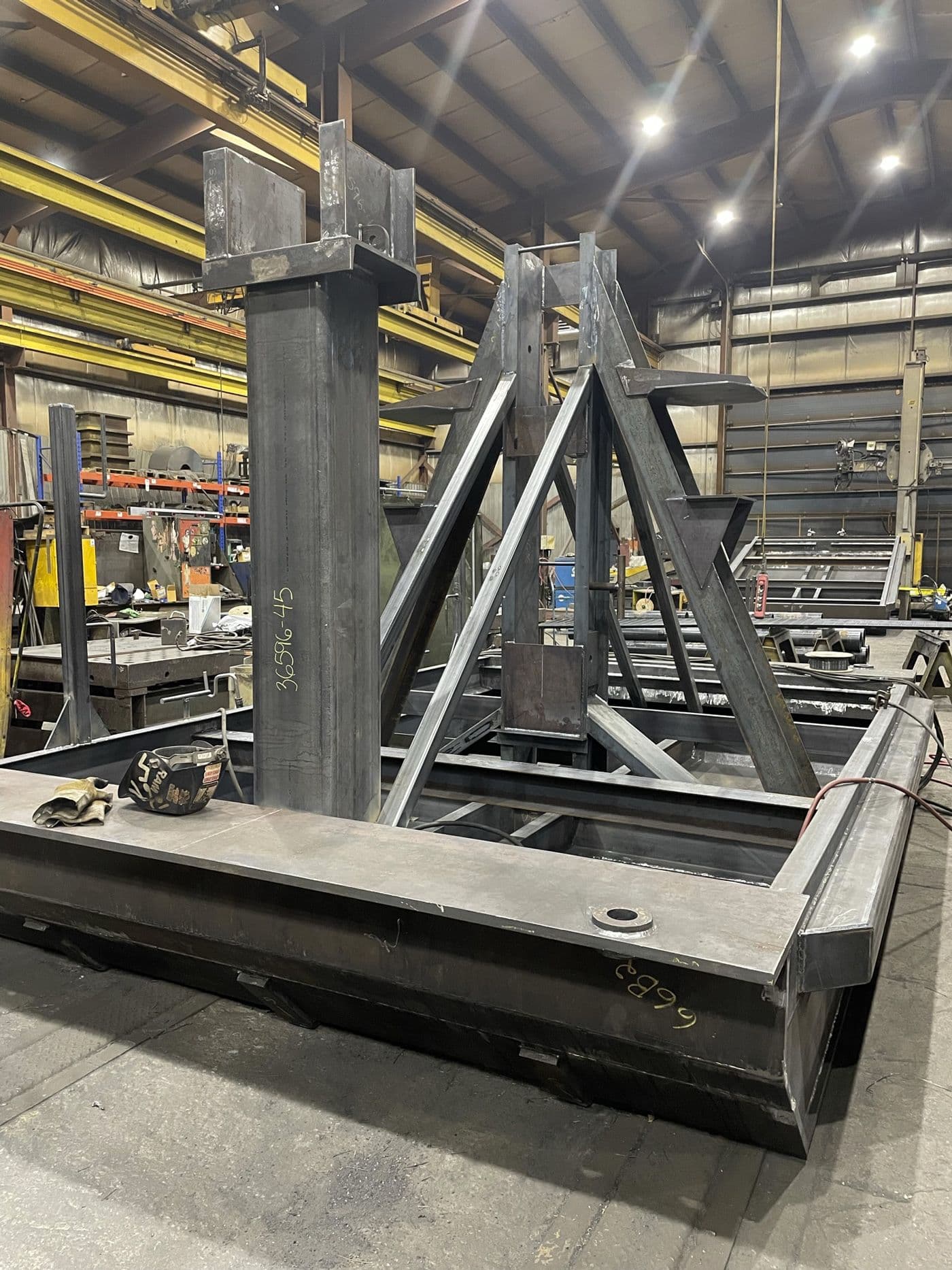 Vue d'ensemble de la pièce qu'on nomme support de câbles dans l'usine
